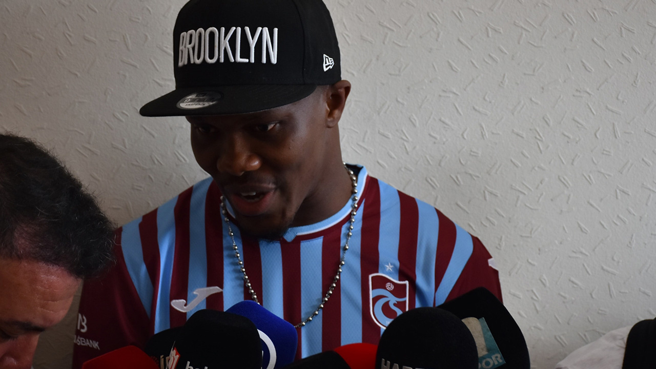 Nwakaeme Trabzon'a geldi, taraftarlar coşkuyla karşıladı