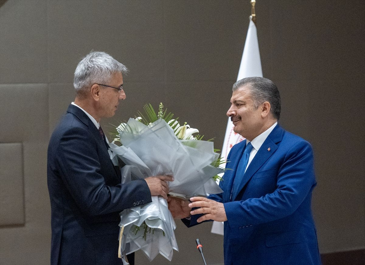 Sağlık Bakanlığı'nda devir teslim töreni! Kemal Memişoğlu görevi Fahrettin Koca'dan devraldı