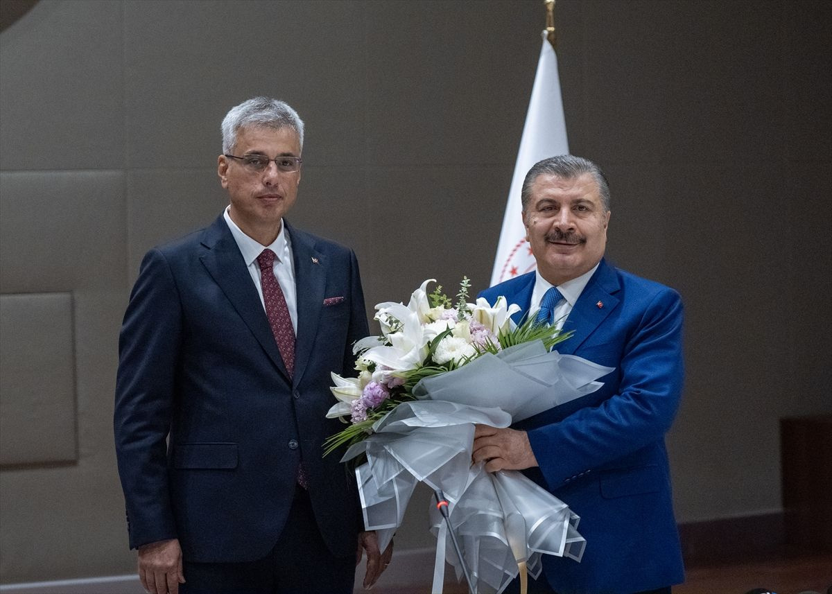 Sağlık Bakanlığı'nda devir teslim töreni! Kemal Memişoğlu görevi Fahrettin Koca'dan devraldı