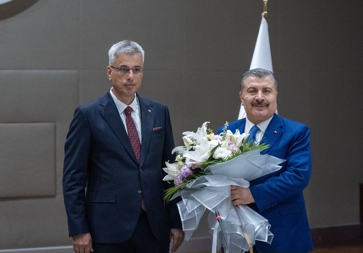 Sağlık Bakanlığı'nda devir teslim töreni! Kemal Memişoğlu görevi Fahrettin Koca'dan devraldı