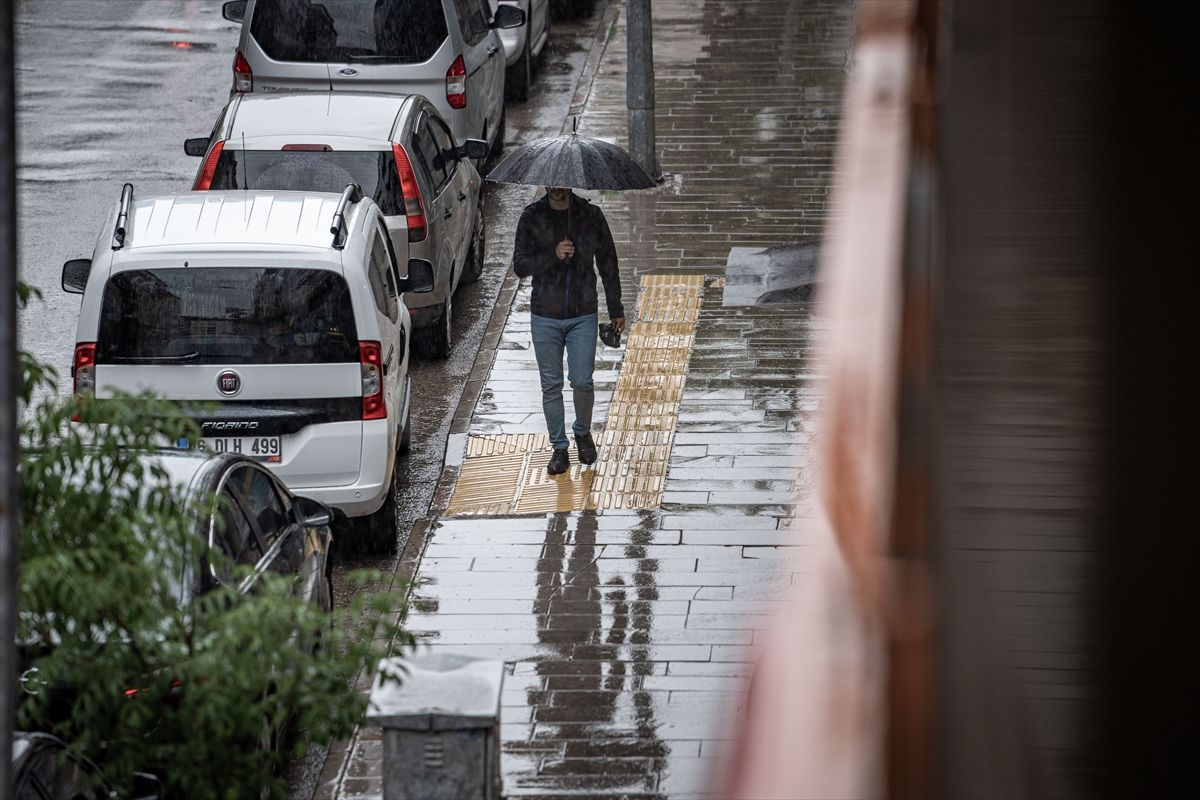 Sağanak, fırtına, gök gürültüsü! Meteoroloji peş peşe uyardı, İstanbul da listede