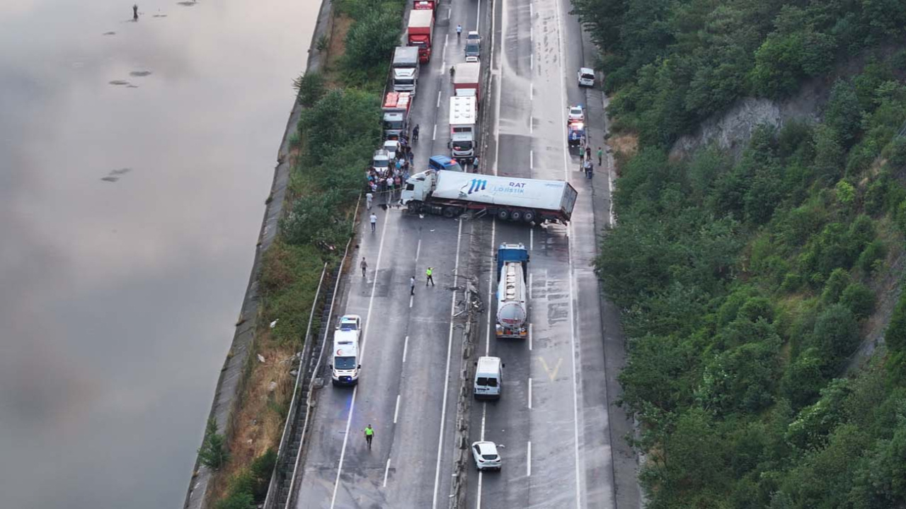 Sakarya'da zincirleme trafik kazası: 1 ölü, 6 yaralı