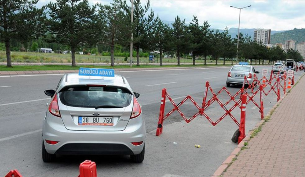 Ehliyette yeni dönem! Direksiyon sınavı değişiyor, işte detaylar: Paralel park aşamasında...