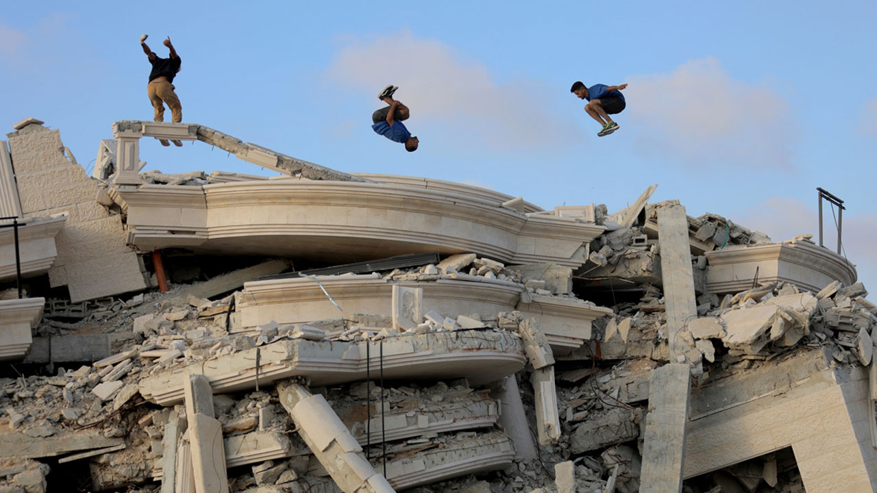 Gazze'de enkazların arasında akrobasi sporu! Şaşırtan görüntüler