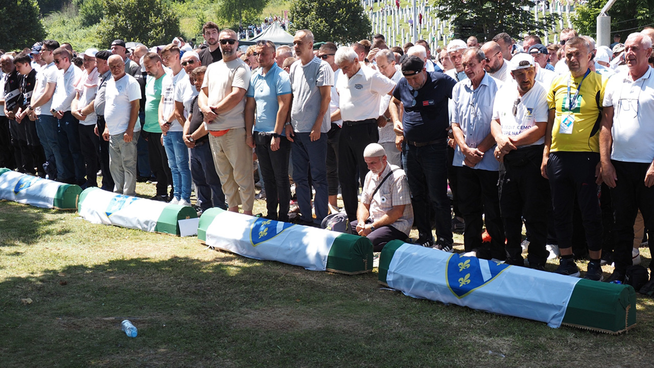 Srebrenitsa Soykırımı'nın 14 kurbanı daha toprağa verildi