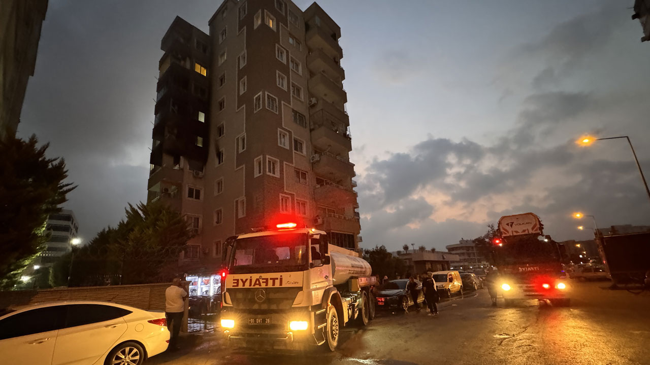 Adana'da binada çıkan yangında pencereden sarkan kişi 4. kattan düştü