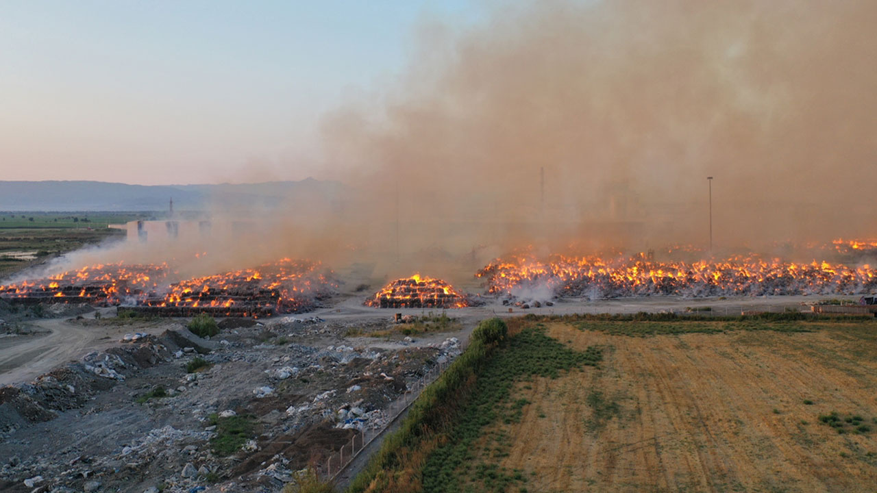 Aydın'da kağıt fabrikası yanıyor! Alevler her yeri sardı