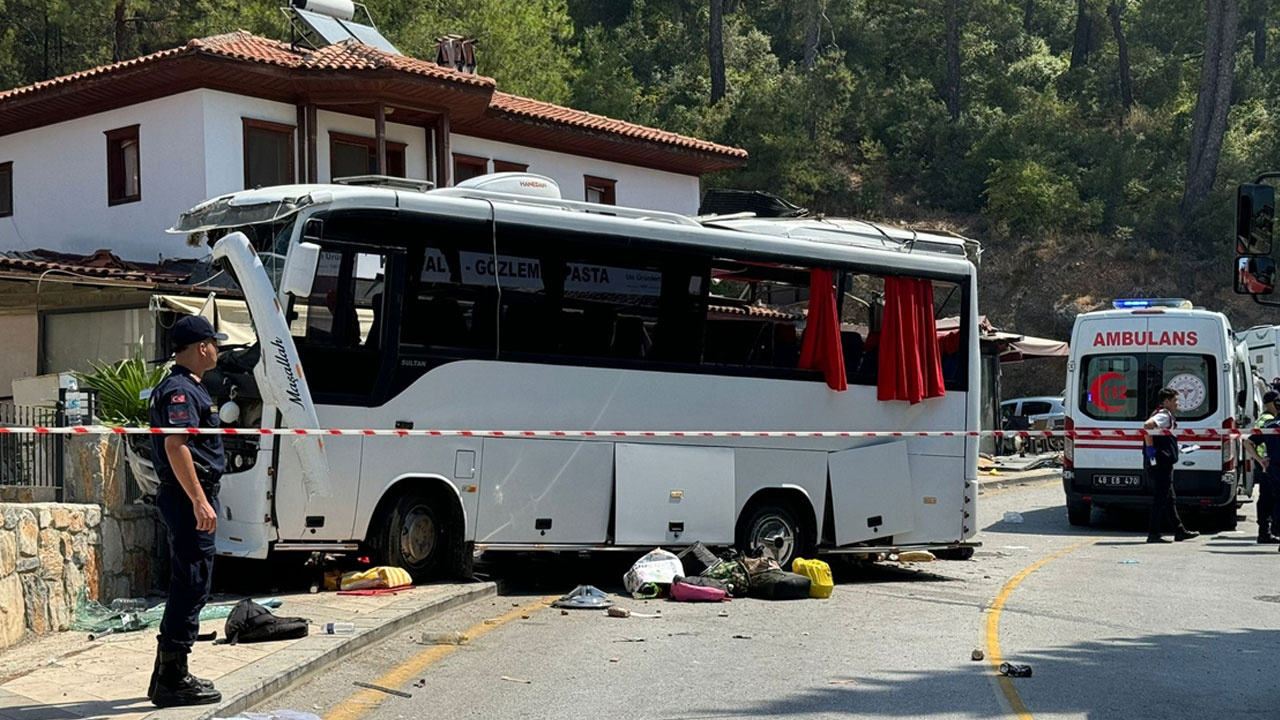 Muğla'da tur midibüsü 3 araca çarptı! Ölü ve çok sayıda yaralı var