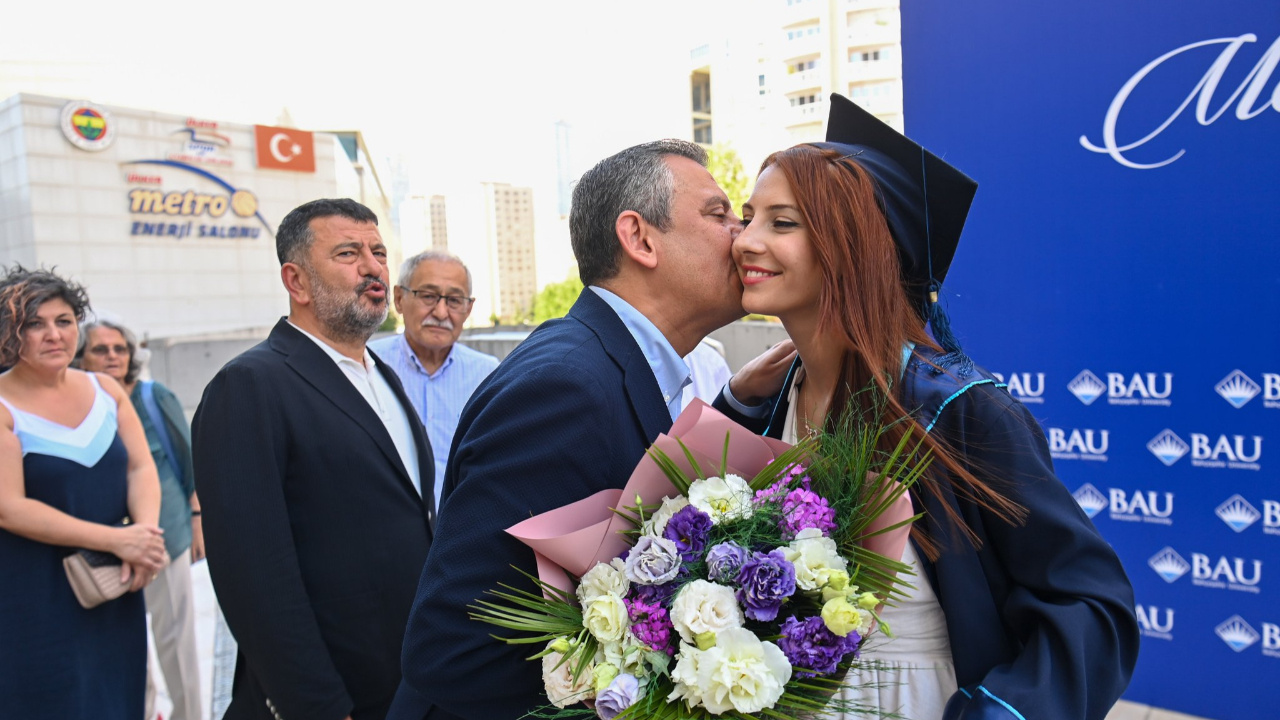 Özgür Özel'in kızı üniversiteden mezun oldu