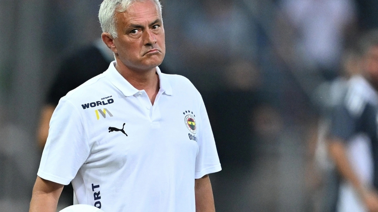 Fenerbahçe'de Mourinho iki yıldızın biletini kesti