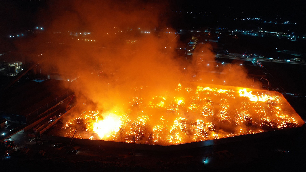 Aydın'daki kağıt fabrikasında yangın: 23 ilden takviye geldi, günlerdir söndürülemiyor! 55 bin ton...