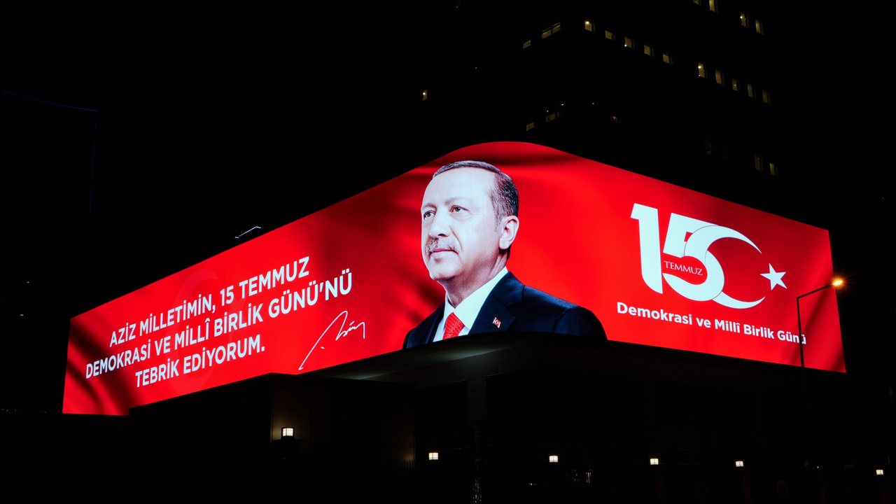 Cumhurbaşkanı Erdoğan'ın, 15 Temmuz mesajı dijital gösterim ekranında yayınlandı