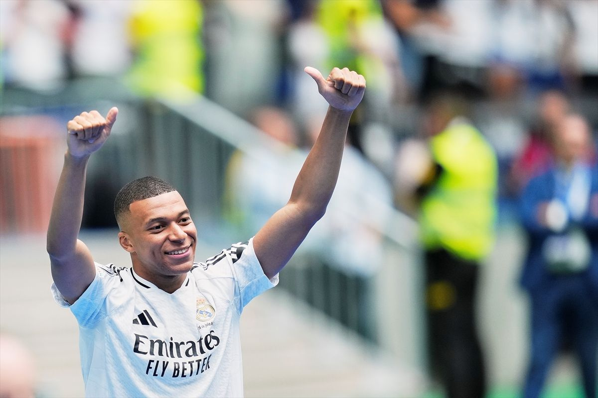 Kylian Mbappe, resmen Real Madrid'de! Yıldız futbolcunun imza ücreti dudak uçuklattı