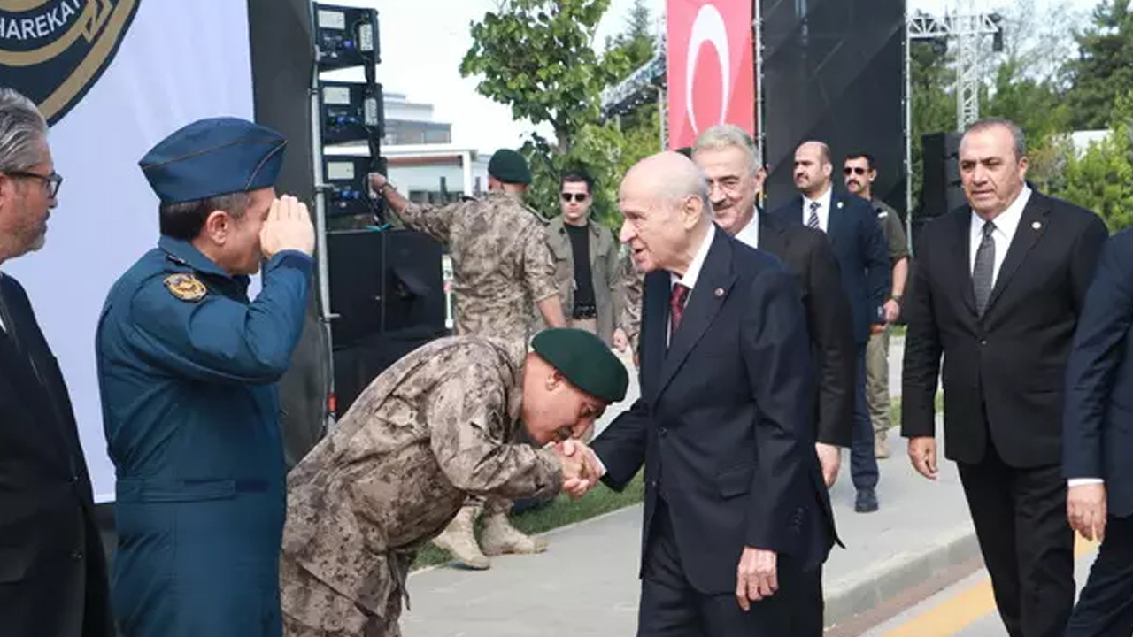 Özel Harekat Başkanı Bahçeli'nin elini öptü! Bu kare olay oldu: Derhal emekli edilmeli
