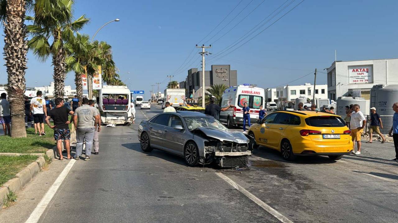 Bodrum'da otomobil ile minibüs çarpıştı: 14 yaralı!