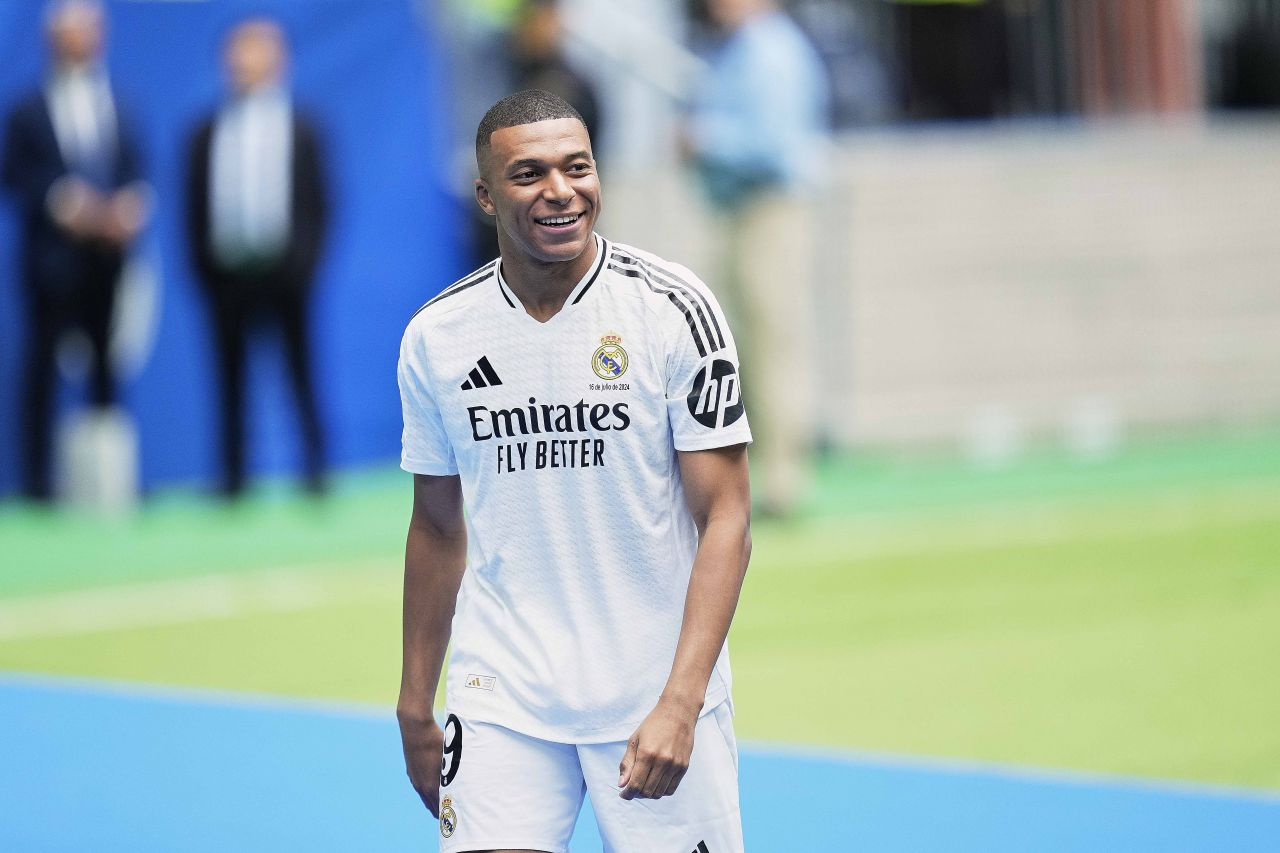 Kylian Mbappe, resmen Real Madrid'de! Yıldız futbolcunun imza ücreti dudak uçuklattı