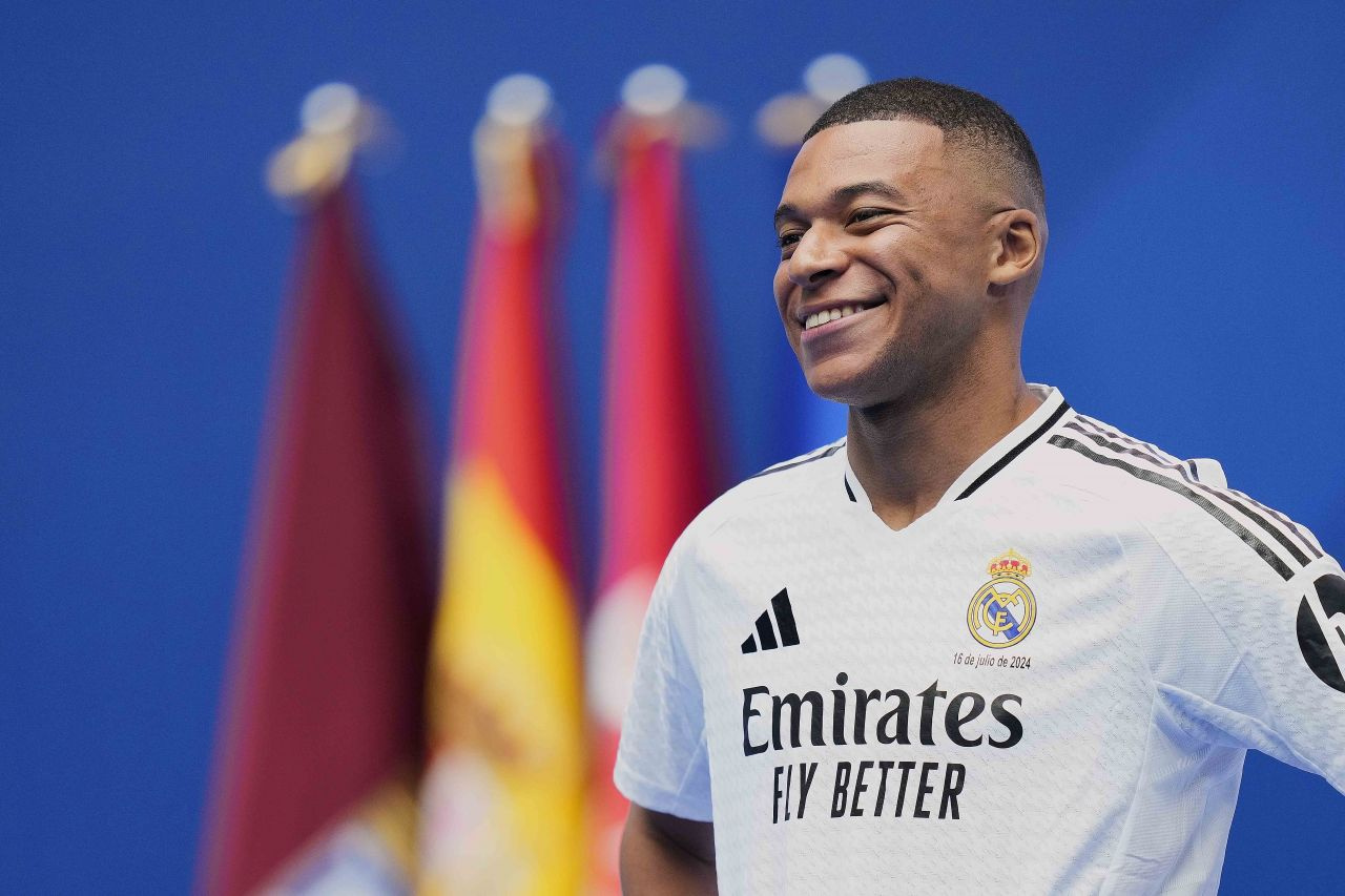 Kylian Mbappe, resmen Real Madrid'de! Yıldız futbolcunun imza ücreti dudak uçuklattı