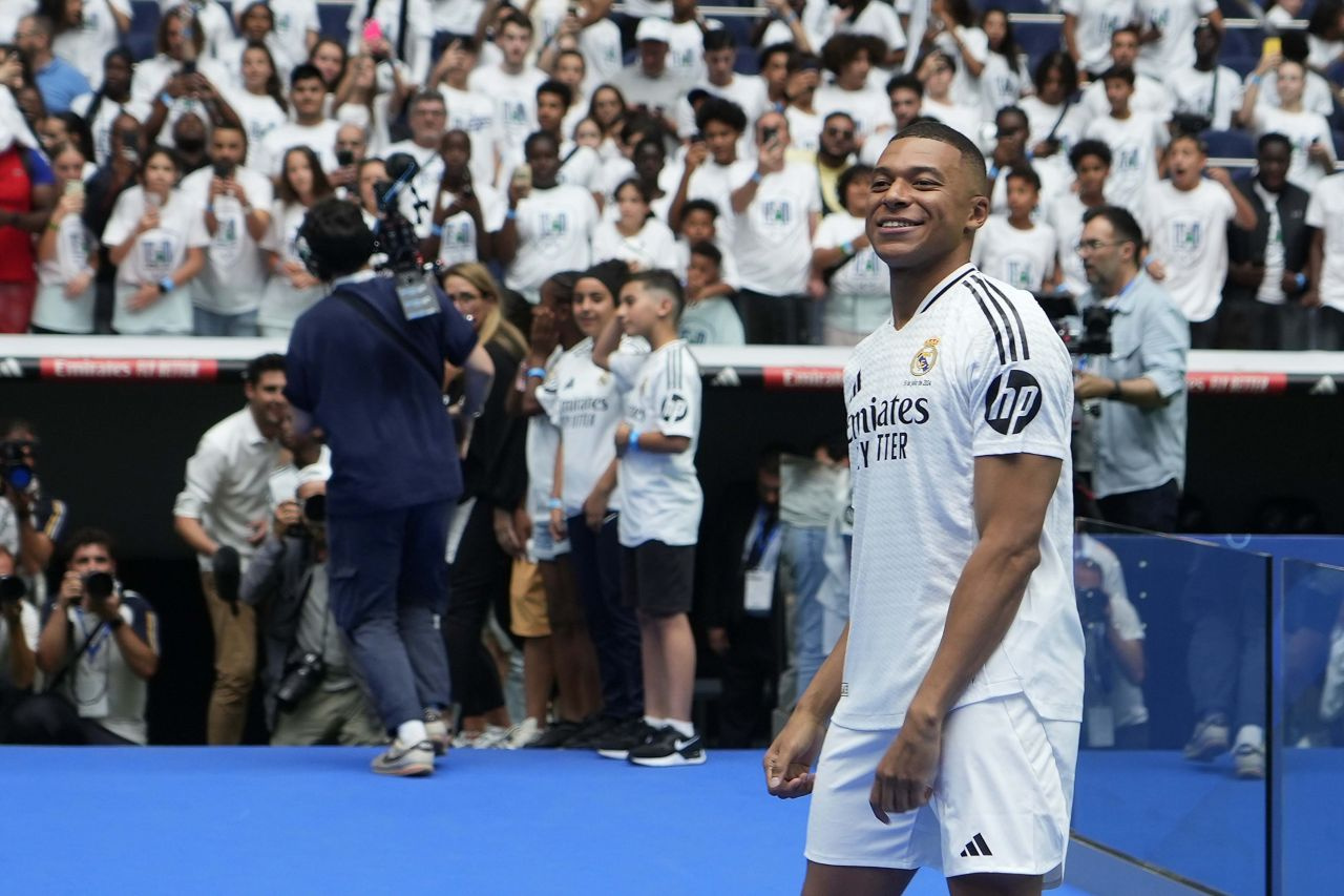 Kylian Mbappe, resmen Real Madrid'de! Yıldız futbolcunun imza ücreti dudak uçuklattı