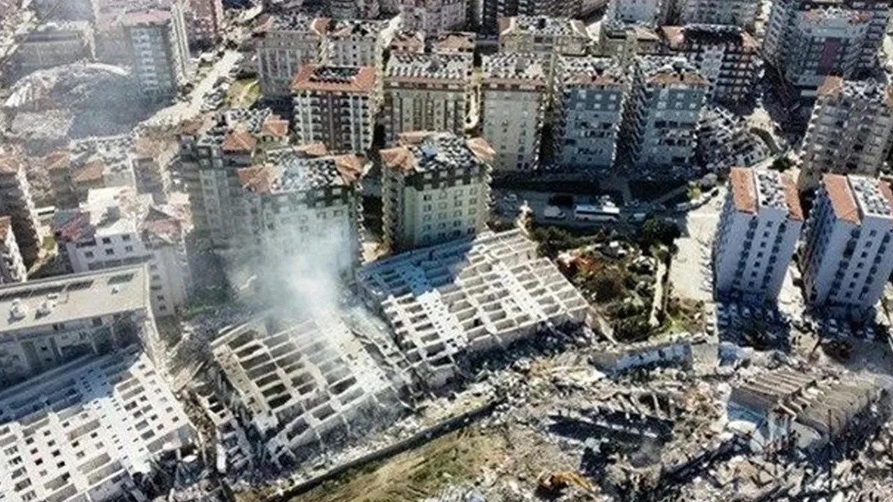 269 kişiye mezar olan Rönesans Rezidans'ın depremde yıkılmasıyla ilgili duruşmada sanık kalp krizi geçirdi