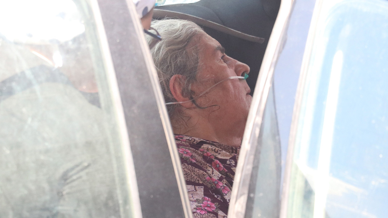 Otomobilde kilitli kalan yaşlı kadın itfaiye ekiplerince kurtarıldı