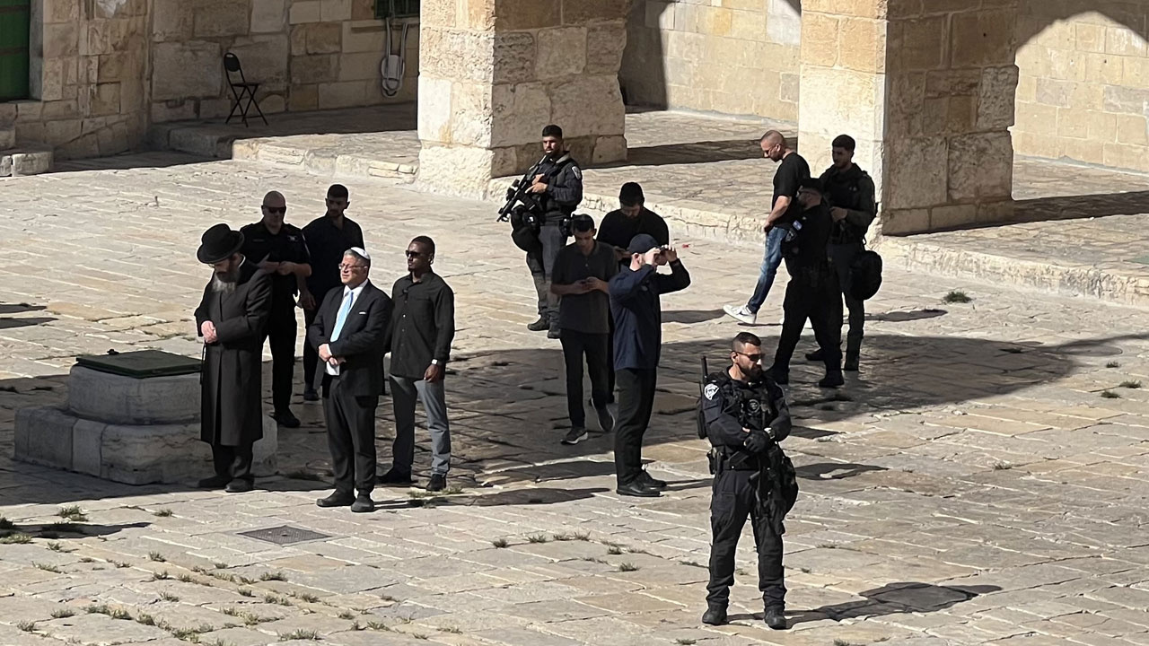 İsrail'in gözü dönmüş bakanı Ben Gvir polis eşliğinde Mescid-i Aksa'yı bastı