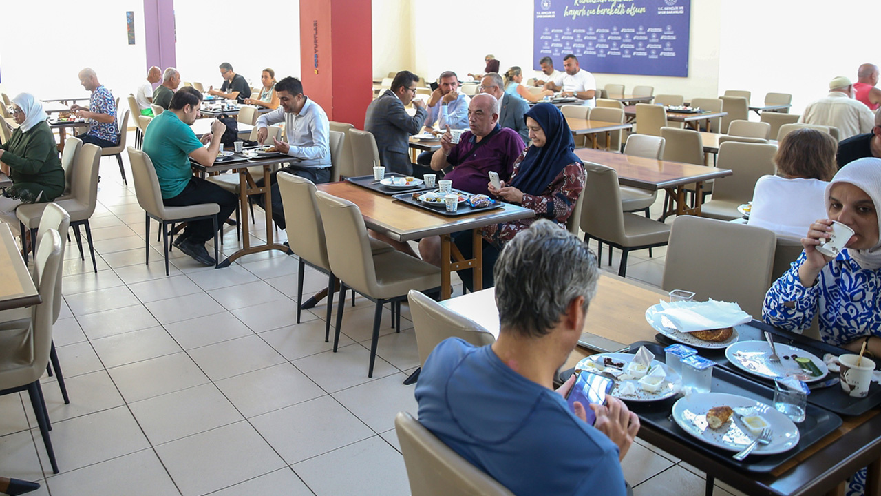 Emeklilerin Antalya'daki öğrenci yurtlarında ücretsiz tatili başladı