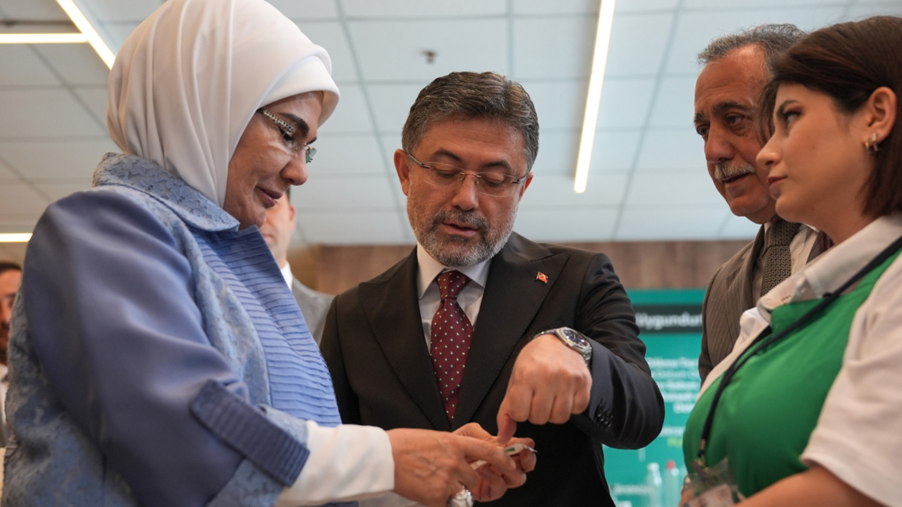 Emine Erdoğan, atıksız alışverişi teşvik eden marketi ziyaret etti