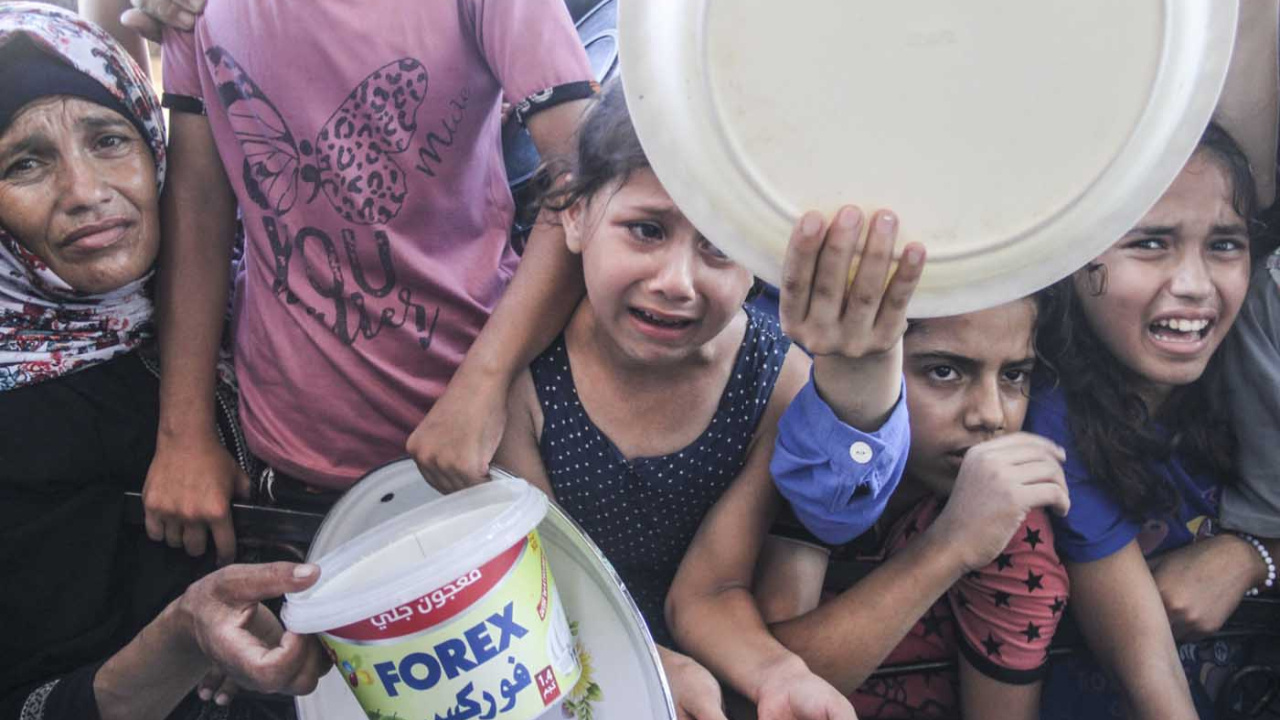 Gazze'de yerinden edilen Filistinlilere yemek dağıtıldı