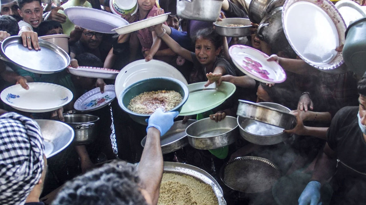 Gazze'de yerinden edilen Filistinlilere yemek dağıtıldı