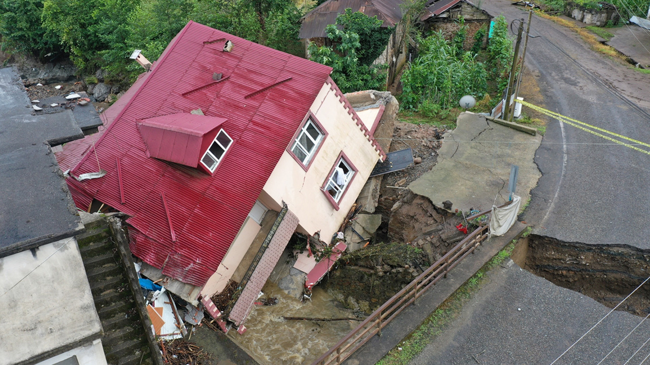 Giresun'da sağanak nedeniyle bir ev yan yattı, su baskınları oluştu