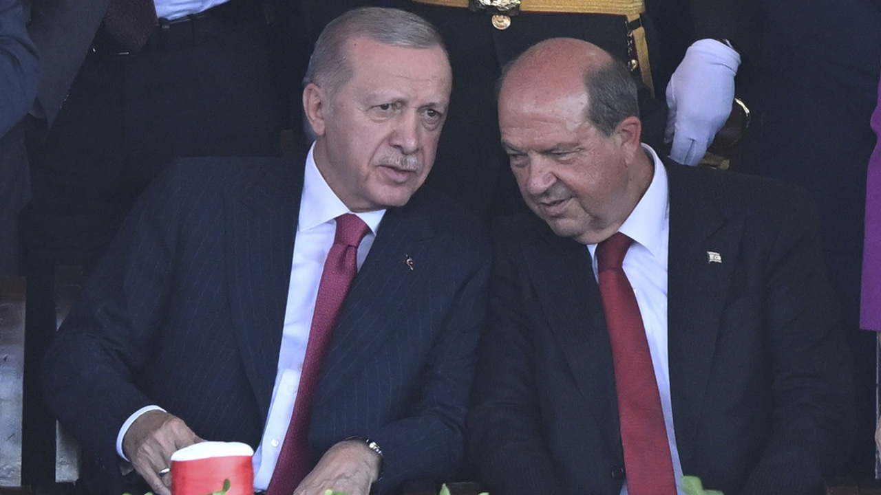 KKTC'de Cumhurbaşkanı Erdoğan'a tablo hediye edildi: 380 çivi ve 7 bin 300 metre telle yapıldı