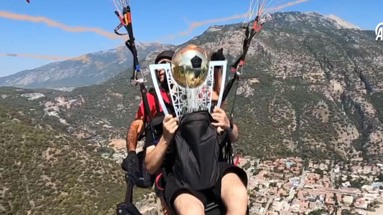 Galatasaray'ın şampiyonluk kupası yamaç paraşütüyle uçuruldu
