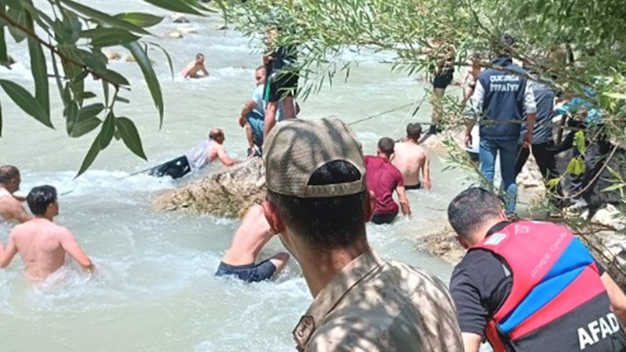 Hakkari'de Zap Suyu'na kapılan güvenlik korucusu boğuldu, yakınları kahroldu