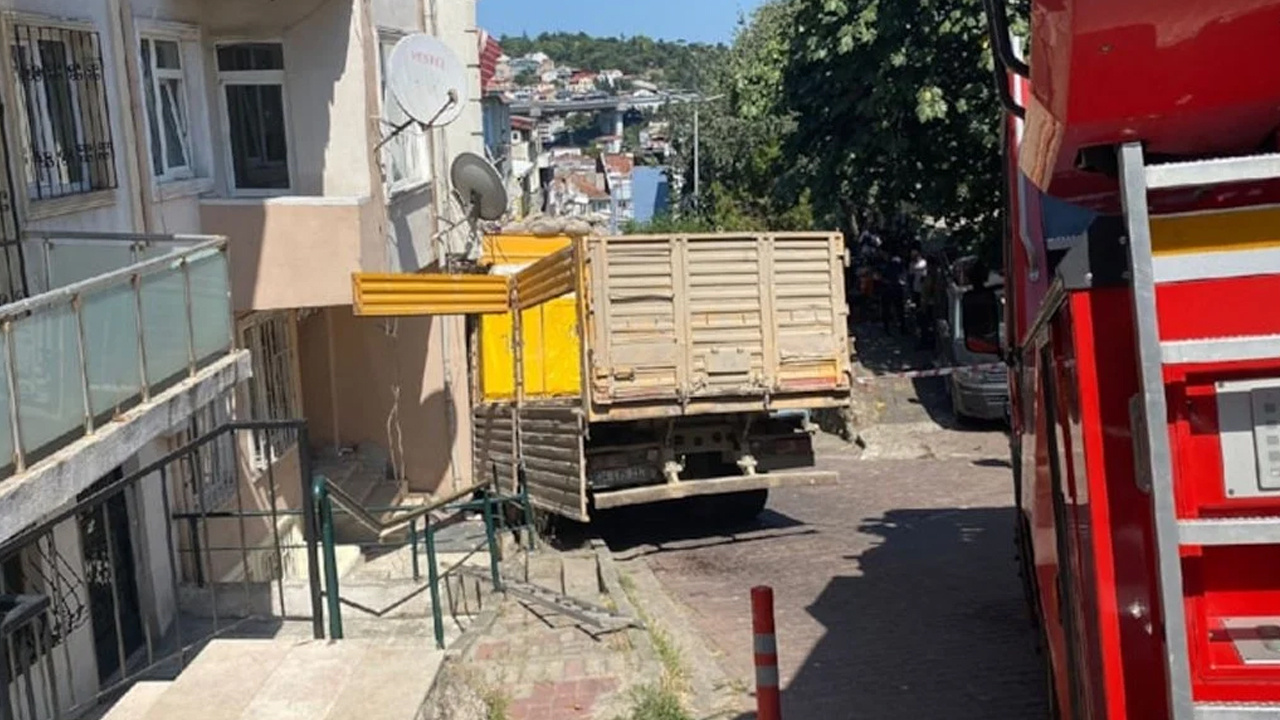 İstanbul'da binaya kamyon çarptı: Vatandaşlar tahliye edildi