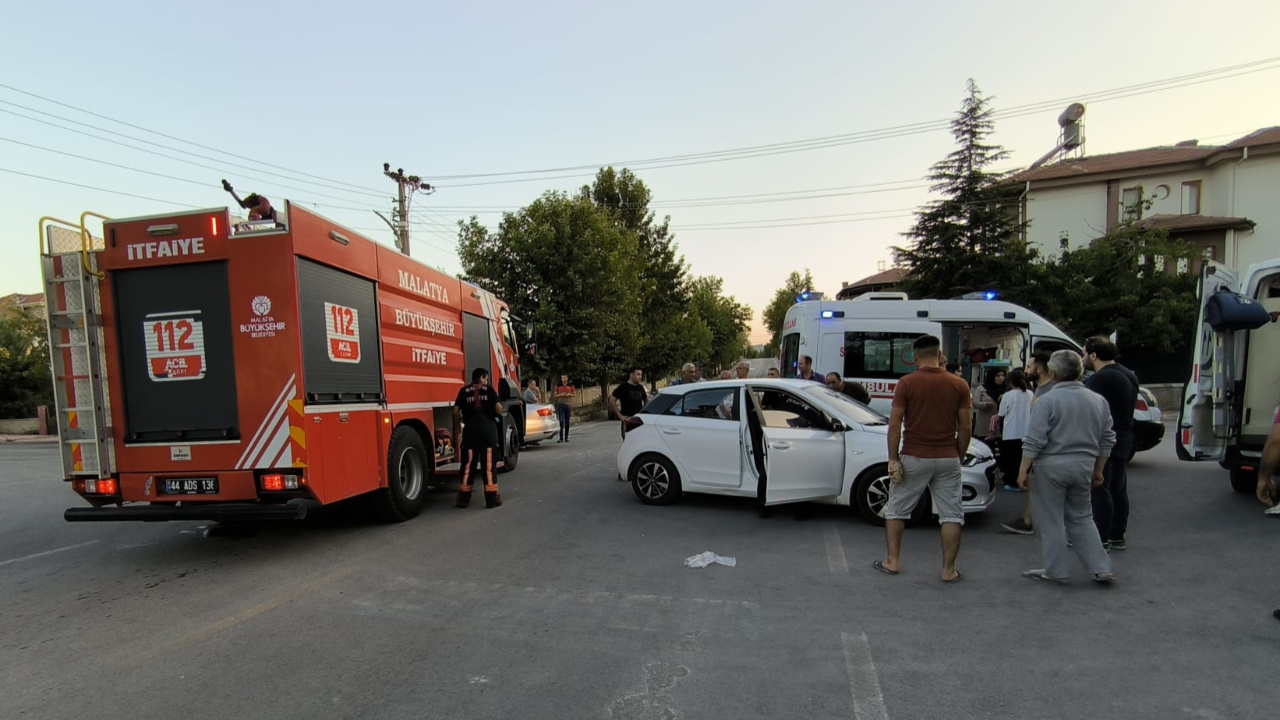 Malatya'da 2 otomobil birbirine girdi: 5 yaralı