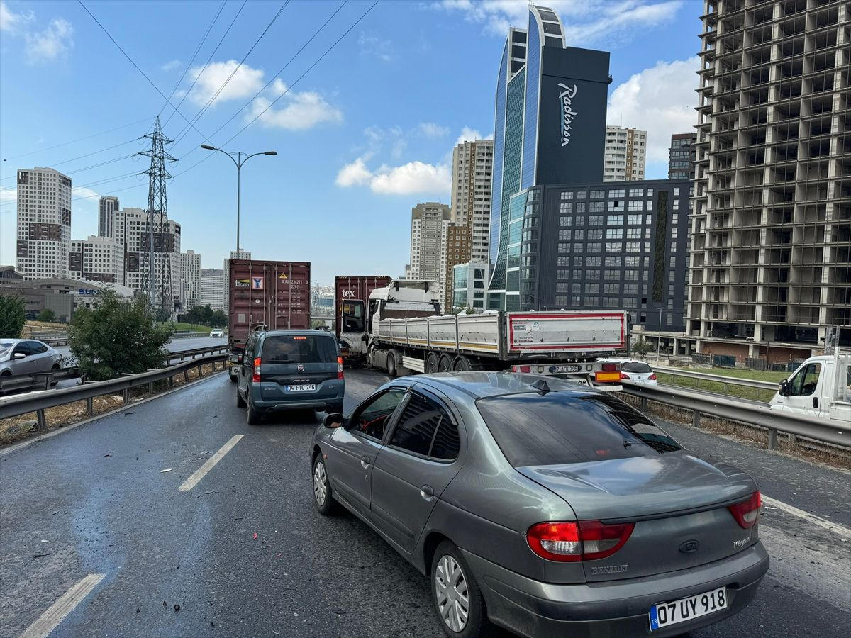 Esenyurt'ta zincirleme trafik kazası! 15 araç birbirine girdi