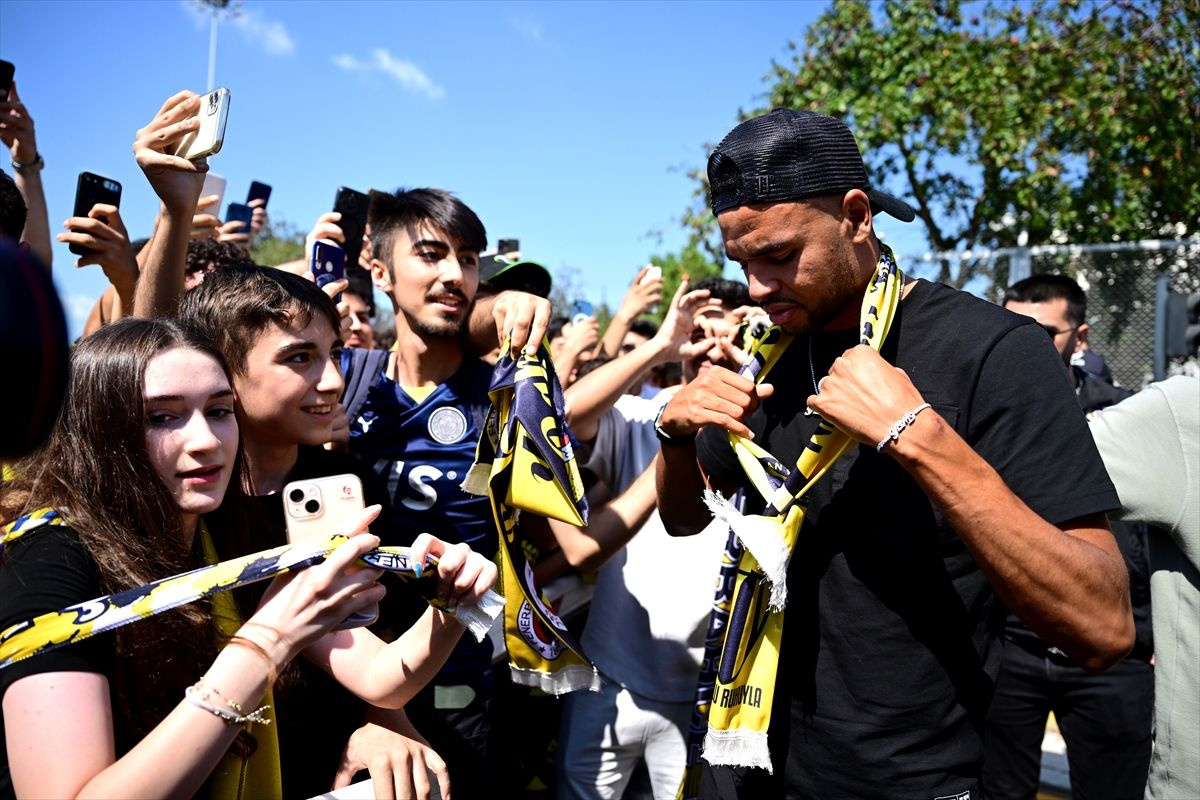 Fenerbahçe'nin yeni transferi Youssef En-Nesyri İstanbul'a geldi! Taraftarlar onu coşkuyla karşıladı