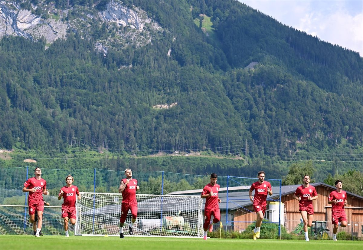 Galatasaraylı futbolcuların antrenmandaki hırslı görüntüsü dikkat çekti!