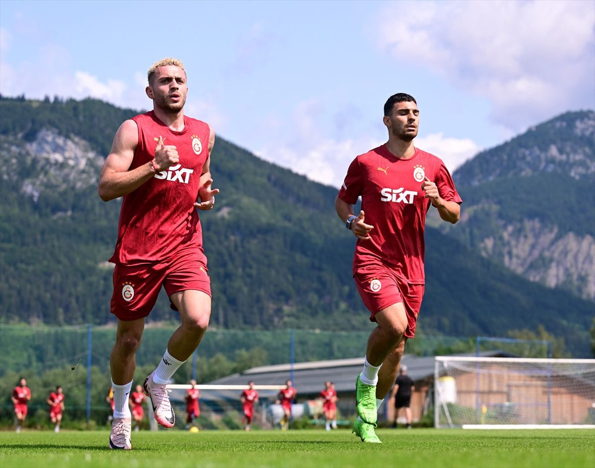 Galatasaraylı futbolcuların antrenmandaki hırslı görüntüsü dikkat çekti!