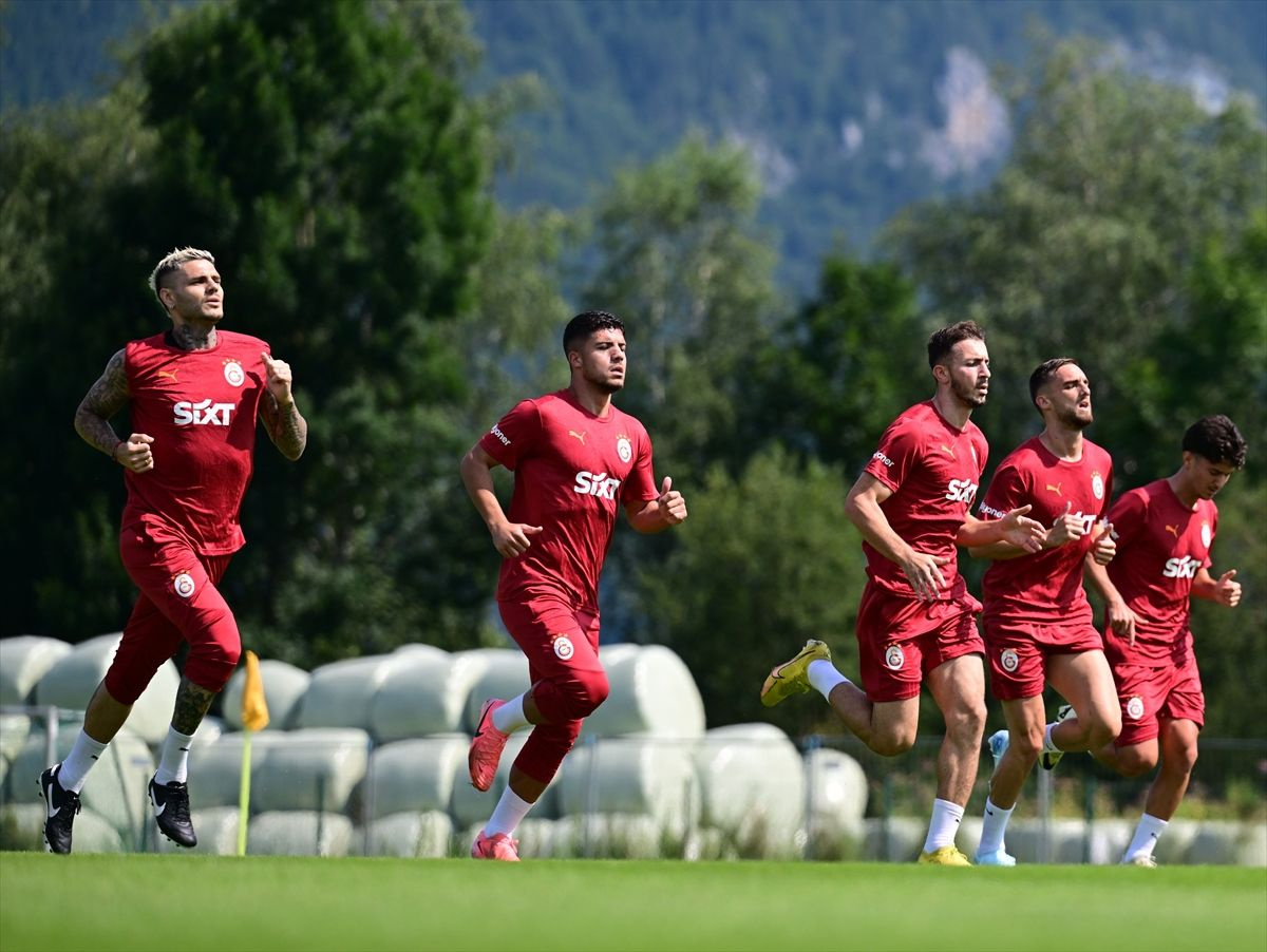 Galatasaraylı futbolcuların antrenmandaki hırslı görüntüsü dikkat çekti!