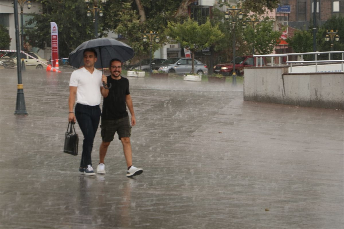 Yaz yağmurları serinlik verecek! Meteoroloji İstanbul dahil 15 il için uyarı yaptı: Kuvvetli yağış bekleniyor