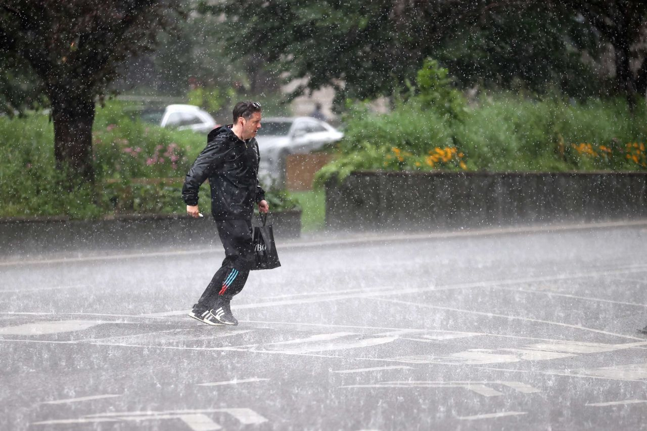 Yaz yağmurları serinlik verecek! Meteoroloji İstanbul dahil 15 il için uyarı yaptı: Kuvvetli yağış bekleniyor