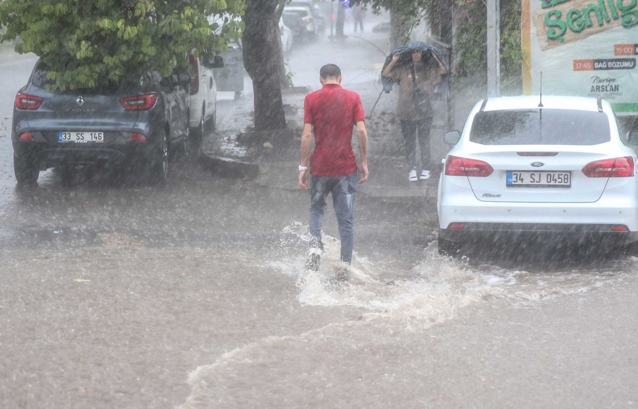 Yaz yağmurları serinlik verecek! Meteoroloji İstanbul dahil 15 il için uyarı yaptı: Kuvvetli yağış bekleniyor