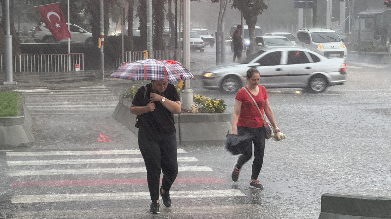Yaz yağmurları serinlik verecek! Meteoroloji İstanbul dahil 15 il için uyarı yaptı: Kuvvetli yağış bekleniyor