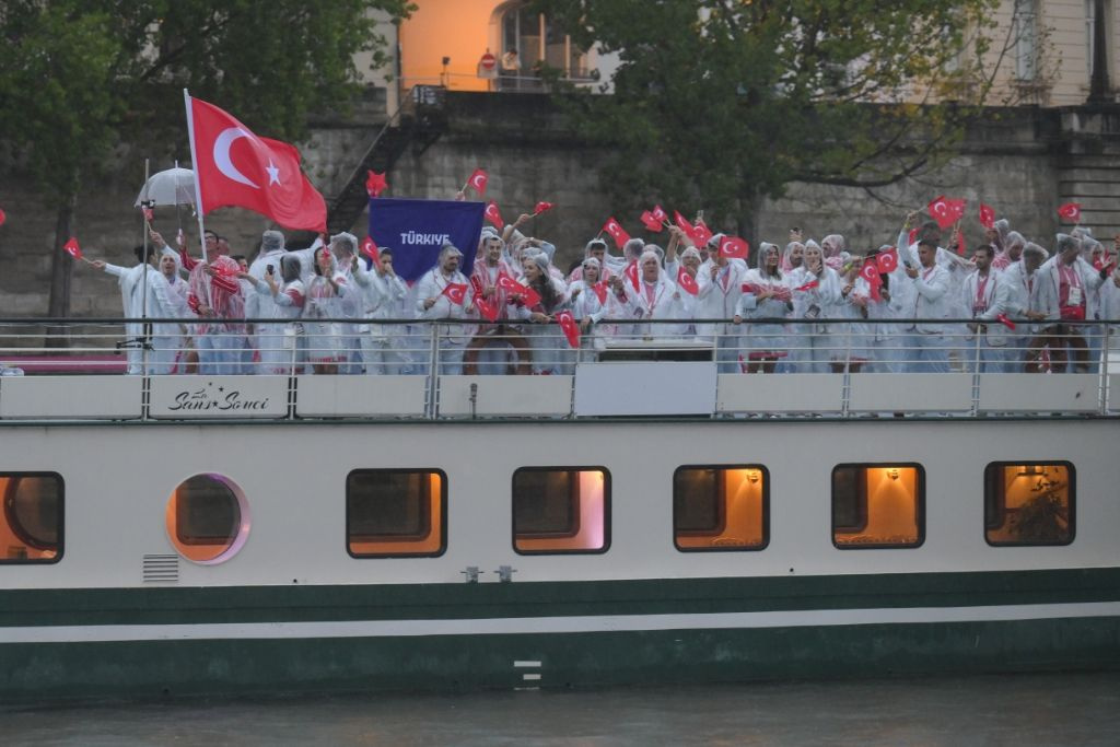 Paris 2024 Olimpiyat Oyunları renkli görüntülerle açıldı