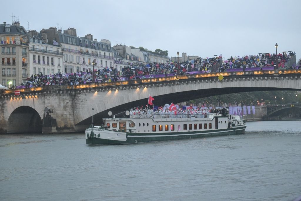 Paris 2024 Olimpiyat Oyunları renkli görüntülerle açıldı