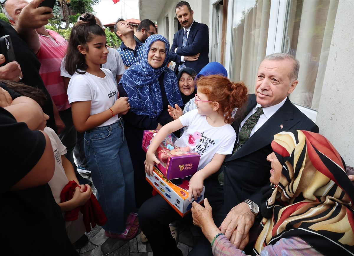 Cumhurbaşkanı Erdoğan'dan Rize'de komşu ziyareti