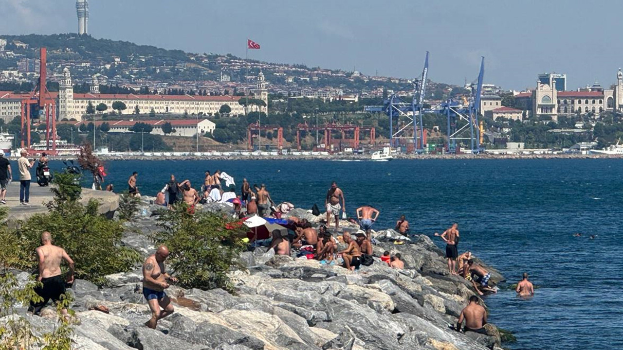 İstanbul'da sıcak havadan bunalanlar sahilde gezmeyi tercih etti