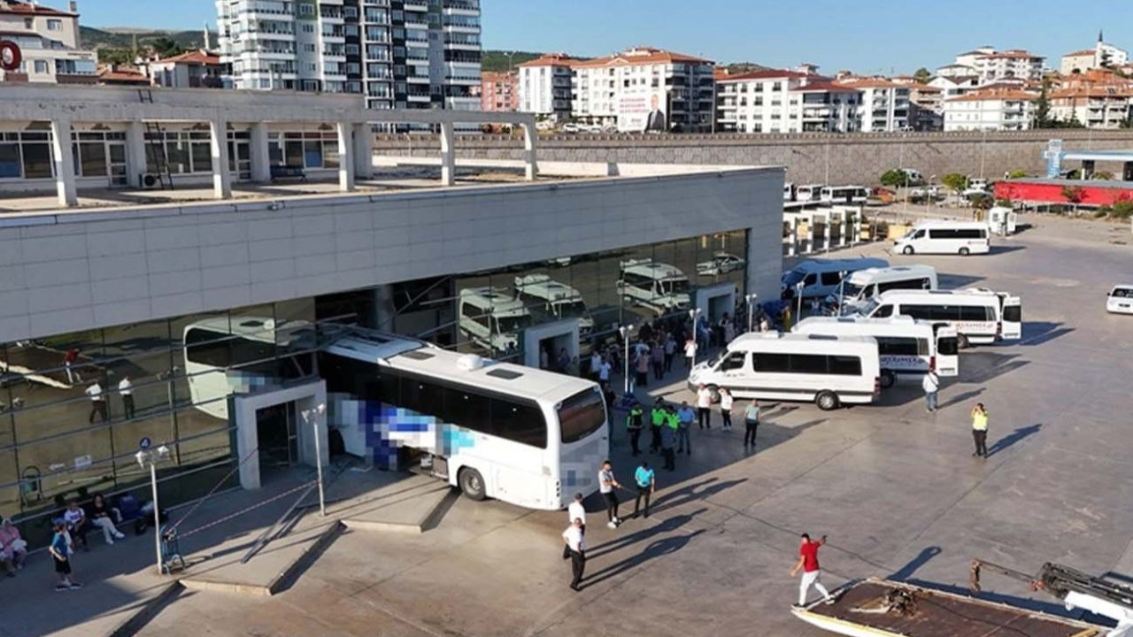 Yolcu otobüsü, otogara daldı: Yaralılar var...