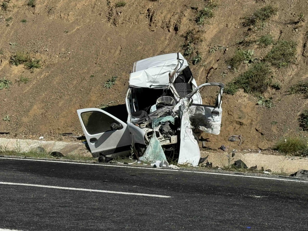 Erzurum'da kahreden kaza! Ambulans ile hafif ticari araç çarpıştı: 4 kişi öldü